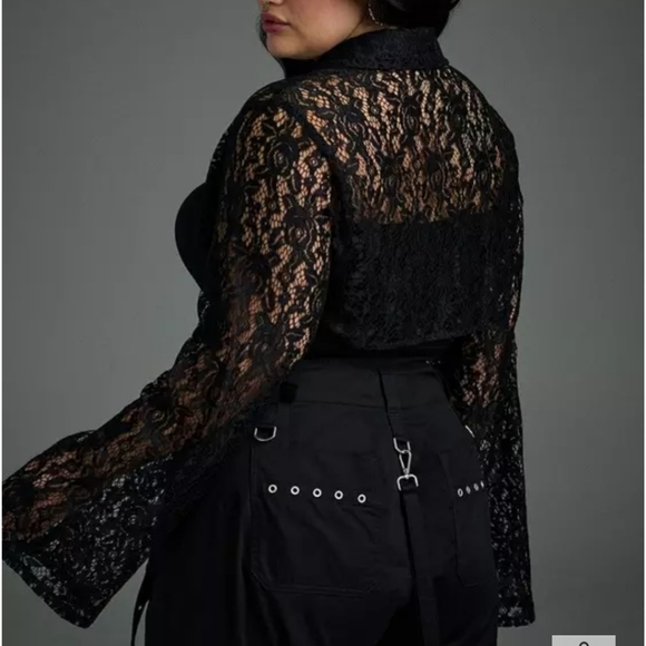 🆕️🖤 TORRID NIGHTFALL LACE & HEART CHAIN DETAIL BOLERO🖤 - Picture 3 of 5